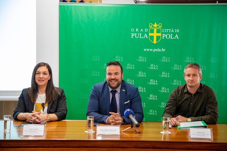 S konferencije za novinare