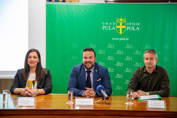 S konferencije za novinare