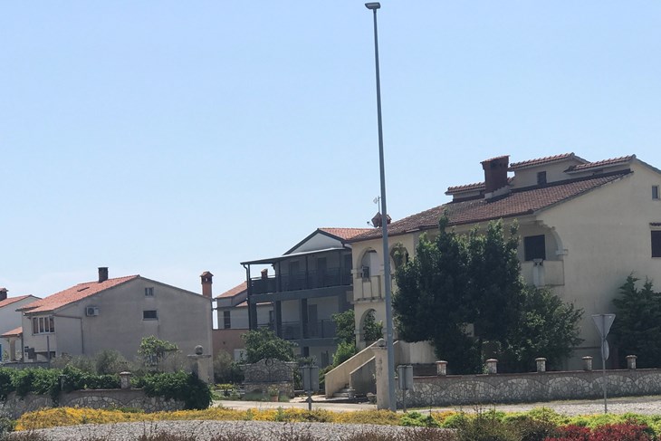 Gradnja infrastrukture kreće početkom sezone u blizini kuća prenamijenjenih u turističke objekte (snimio Paulo GREGOROVIĆ)
