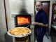 Dobra pizza upravo izlazi iz peći