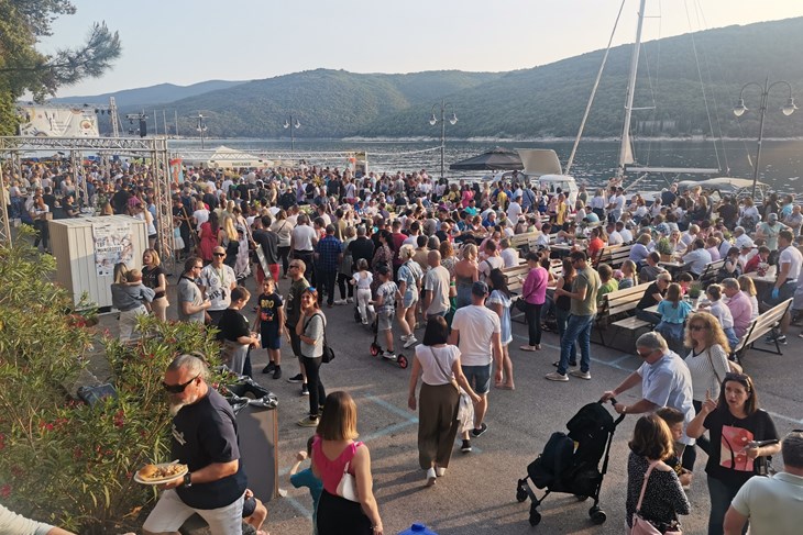 Veliki broj posjetitelja na rabačkoj rivi