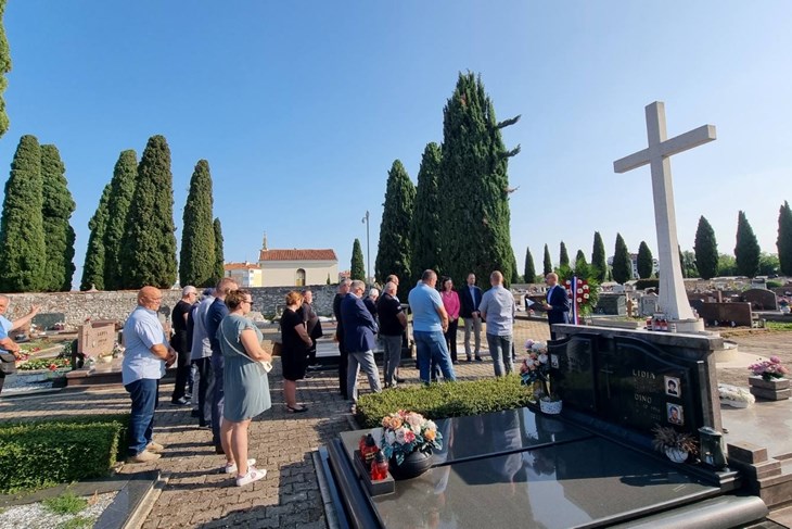Polaganje vijenaca i paljenje svijeća u Umagu