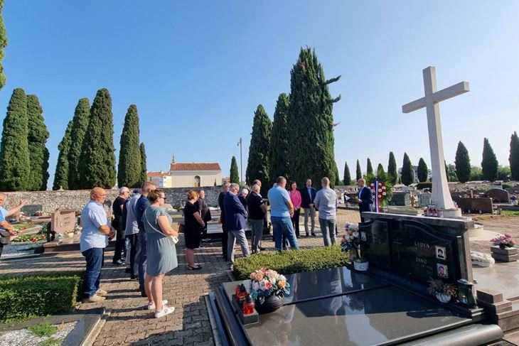 Polaganje vijenaca i paljenje svijeća u Umagu
