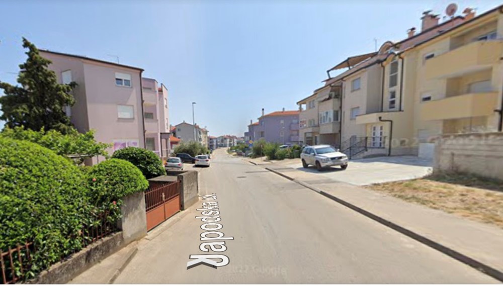 Do prije nekoliko dana zid je onemogućavao dvosmjeran promet ispred kućnog broja 54 (Izvor: Googe Maps)