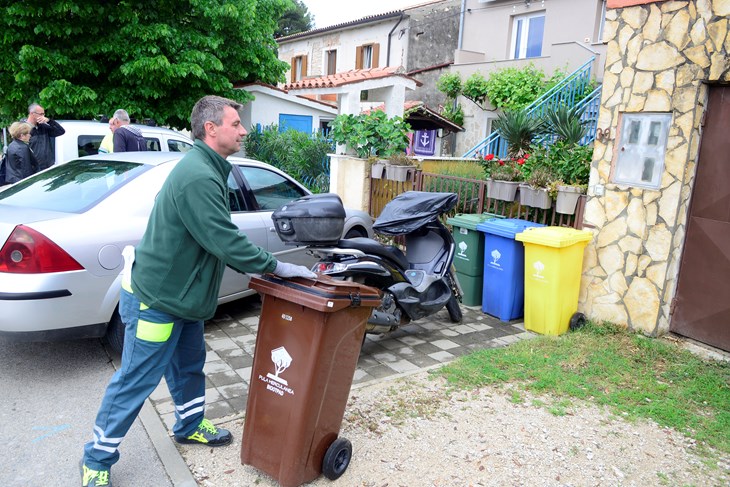 Smeđi kontejneri podijeljeni su tijekom svibnja (snimio Dejan ŠTIFANIĆ)