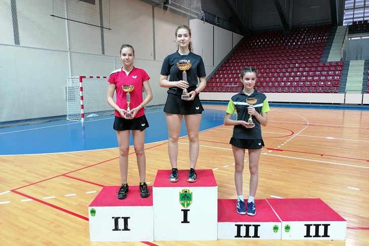 Srebrna Nikolina Miličević (lijevo) i brončana Mia Burić (desno)