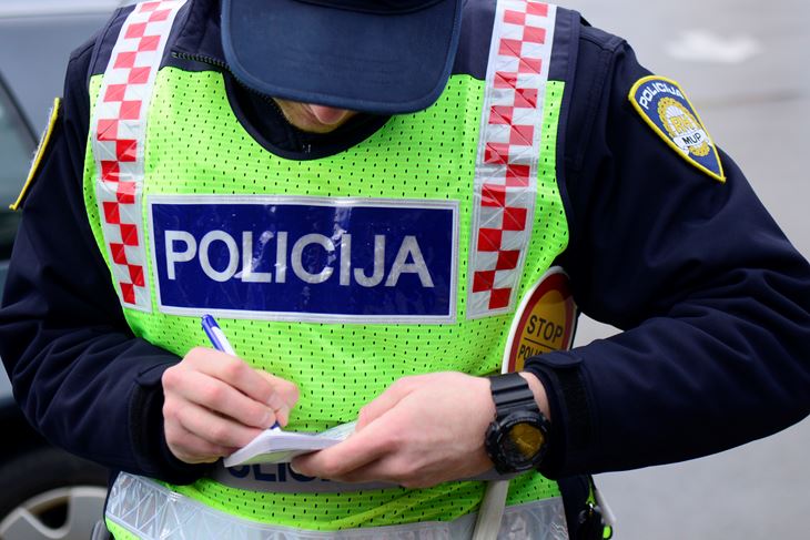 Pula 3.12.2022. Policija - prometna policija - invalidi - parking Snimio: Dejan STIFANIC