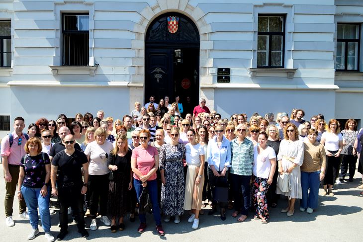Okupljanje ispred Županijskog suda u Puli (snimio Dejan ŠTIFANIĆ)