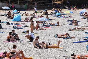 Prvi kupači na pulskim plažama (snimio Duško MARUŠIĆ ČIČI)