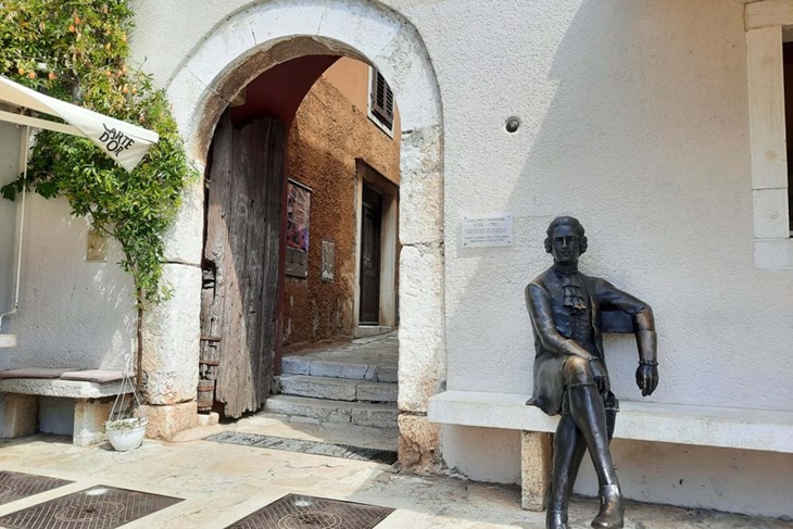 Brončana skulptura Casanove u Vrsaru