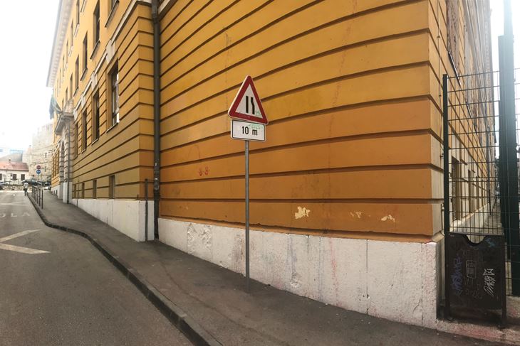 Ostaci boje na pročelju škole (snimio Paulo GREGOROVIĆ)