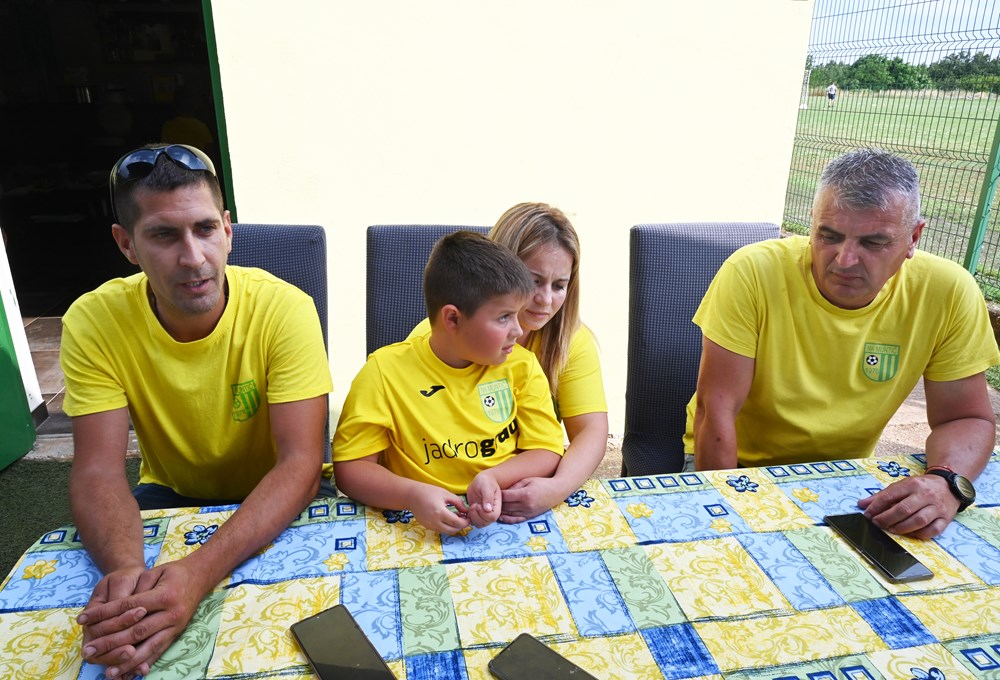 Roditelji Alen i Gorana Peruško s devetogodišnjim Mihaelom i predsjednik NK Muntić Denis Išić (Snimio Danilo Memedović)