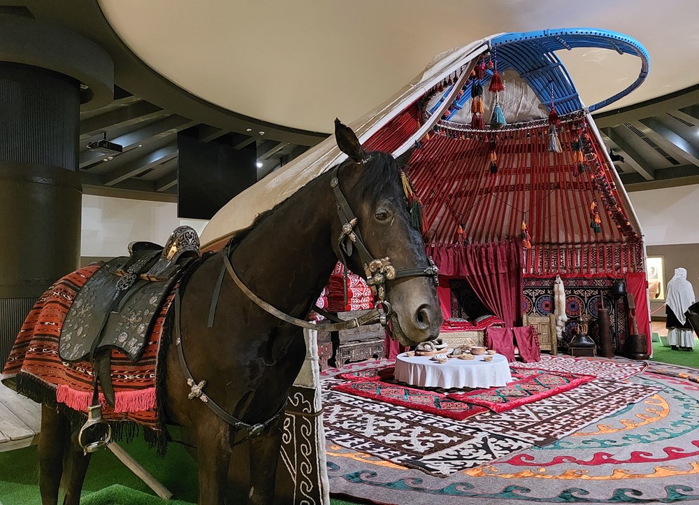 Konji i jurta u postavu Nacionalnog muzeja Kazahstana (snimio Dragan NIKOLIĆ)