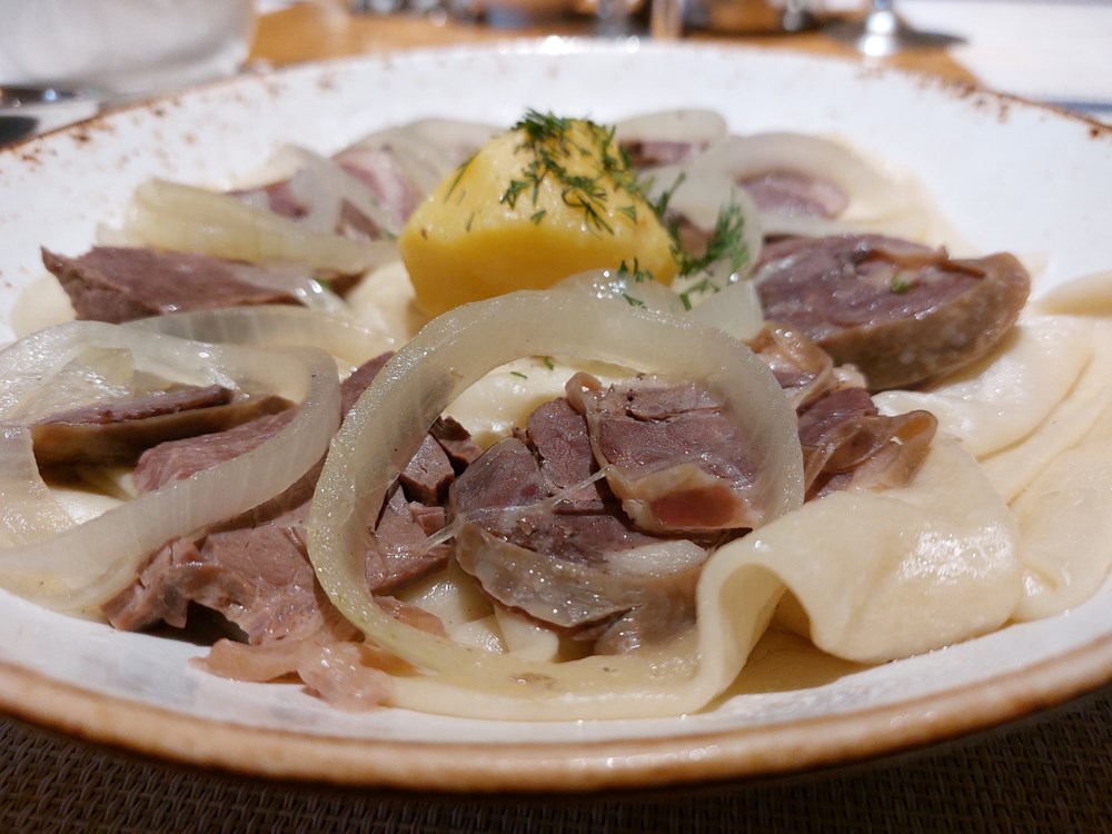Bešbarmak - narezak od kuhanog konjskog mesa, adut tradicionalne kazahstanske (snimio Dragan NIKOLIĆ)