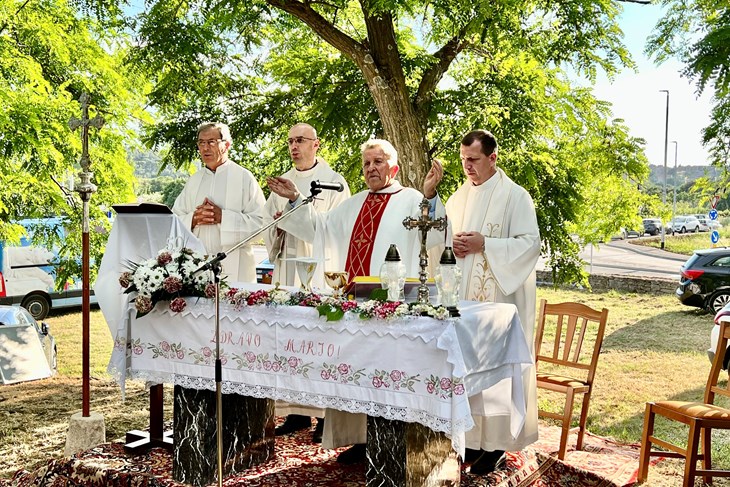 Misa na otvorenom (slijeva) Željko Zec, pozadi Hrvoje Okadar, Ante Tonči Jukopila, Ilija Jakovljević