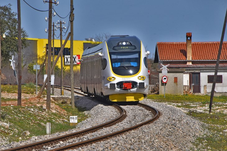 Niskopodni vlak u Istri prometuje na liniji Pula - Buzet - Pula (snimio Duško MARUŠIĆ ČIČI)