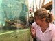 Silvia Buttignoni, ravnateljica Nature Histrice pored glavate želve naziva Silvia koju je prethodno spasila i donijela na oporavak u pulski Aquarium (snimio Paulo GREGOROVIĆ)