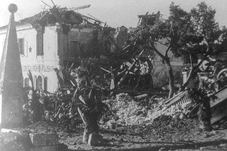 Stari trg s fontanom u Pazinu nakon njemačkog bombardiranja 27. rujna i 2. listopada 1943.