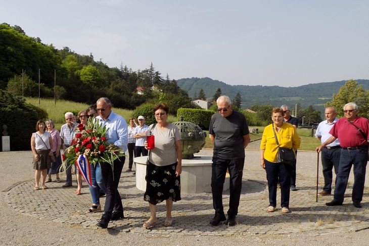 Položeno cvijeće u središnji Spomen park (snimila Gordana Čalić Šverko)
