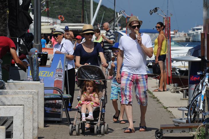 Turisti u Vrsaru (snimio Milivoj MIJOŠEK)