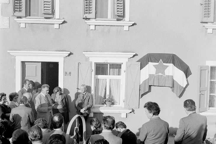 Otkrivanje spomen-ploče na  Šijorovoj  kući u  ustaničkom mjestu Prodolu, u kojoj je rođena njegova  unuka Sonja (listopad 1974., snimio Ratko Radošević)