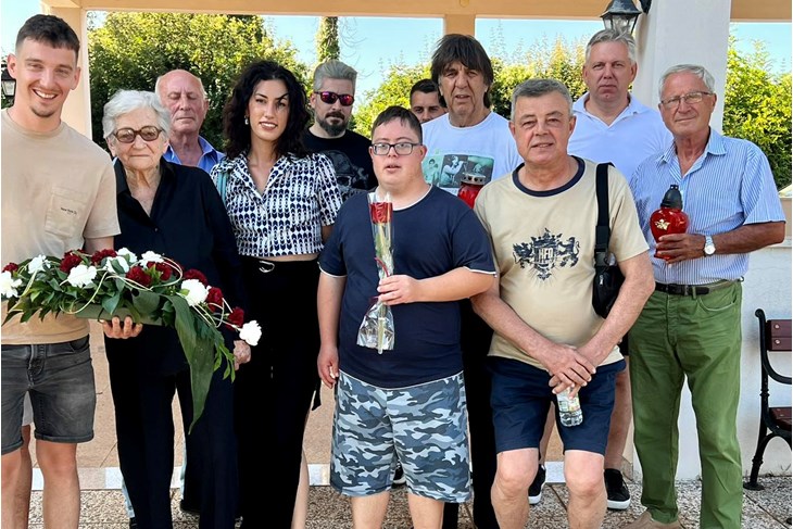 Položeno cvijeće i zapaljene svijeće