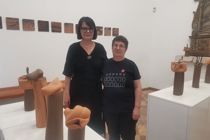 Breza Žižović i Jadranka Ostić uz svoje radove u Galeriji Alvona (Snimio Branko Biočić)