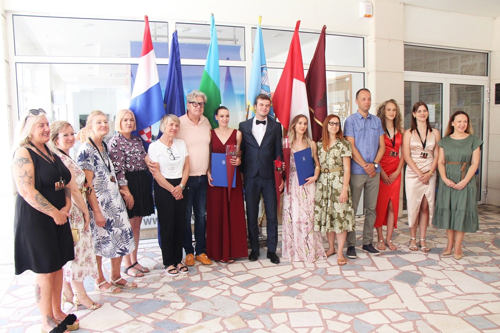 Ovogodišnji laureati s žirijem i vodstvom festivala (Snimio Luka Jelavić)