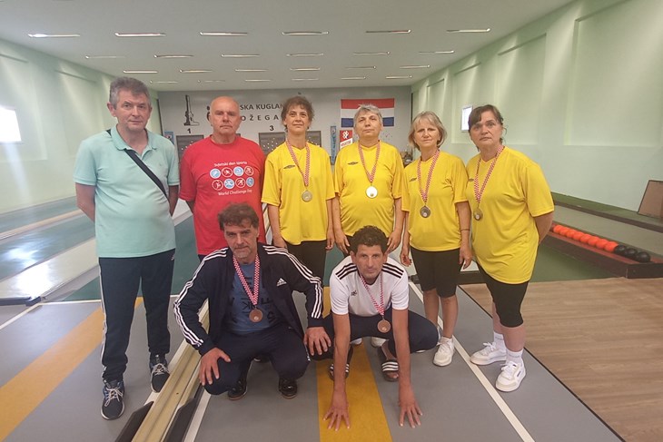 Zdravko Radić, Silvano Krajcar, Suzana Čekić, Slavica Anđić, Marija Radić, Zdenka Filipović; čuče: Marko Čekić i Franko Škorić