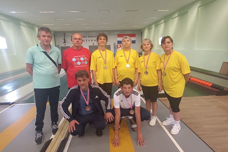 Zdravko Radić, Silvano Krajcar, Suzana Čekić, Slavica Anđić, Marija Radić, Zdenka Filipović; čuče: Marko Čekić i Franko Škorić