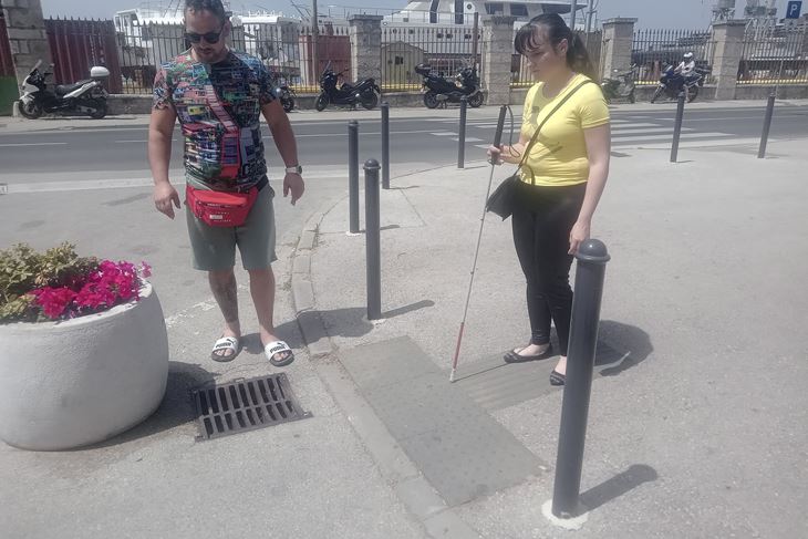 Martina Belić i Robert Raste kod taktilne ploče koja je postavljena tako da vodi na žardinjeru (Snimila Jelena Milović)