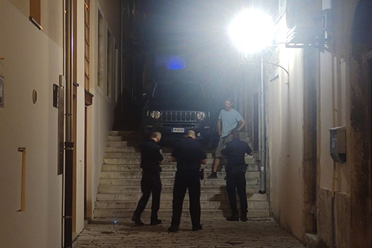 Automobil se zaglavio na Glavinićevom usponu u Puli (Snimio čitatelj Glasa Istre)