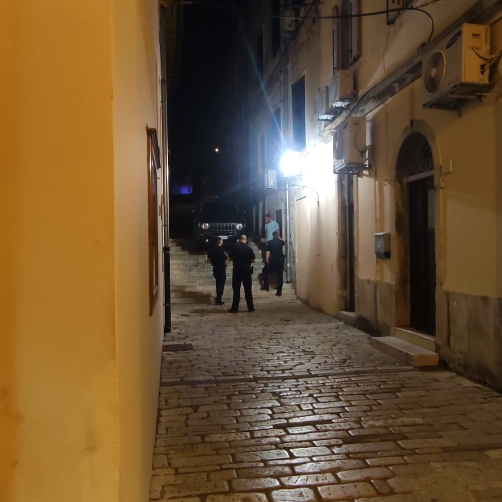 Automobil se zaglavio na Glavinićevom usponu u Puli (Snimio Marcello Rosanda)