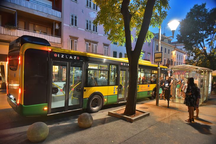 Krenuo noćni autobus (snimio Duško MARUŠIĆ ČIČI)