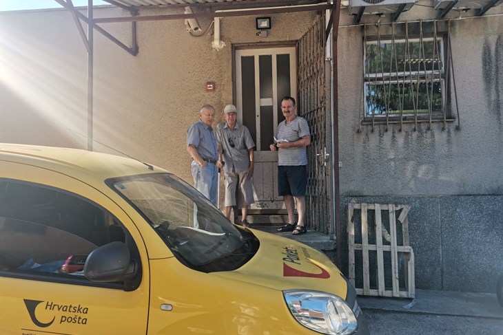Građani u 8 ujutro čekaju ispred pošte kako bi pitali za svoja pisma i račune