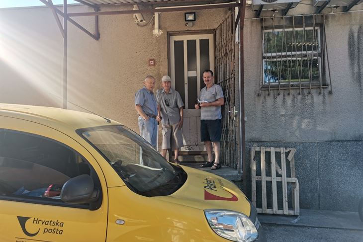 Građani u 8 ujutro čekaju ispred pošte kako bi pitali za svoja pisma i račune
