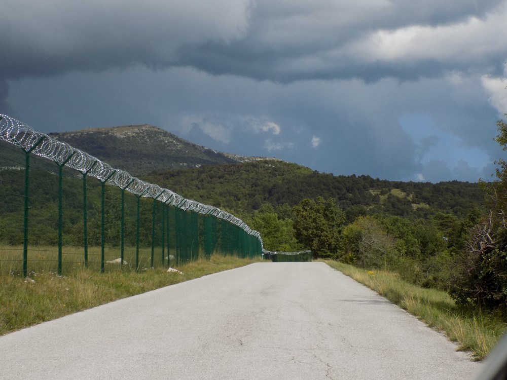 Panelke i žica uz državnu granicu (Snimila Gordana Čalić Šverko)