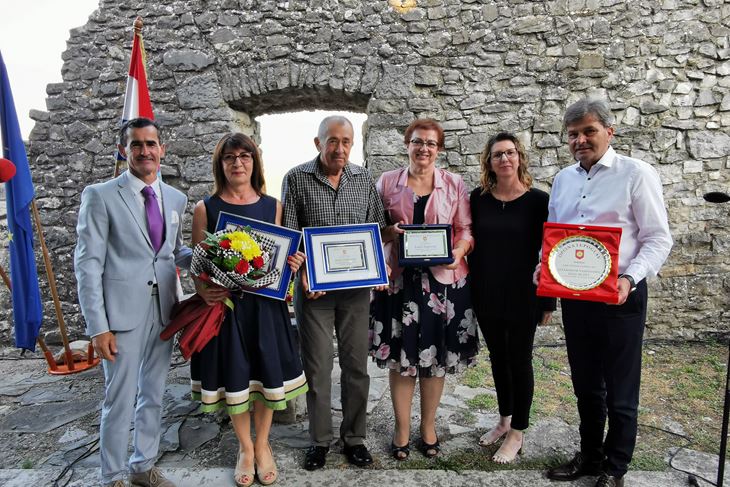 Općinski čelnici s laureatima - Franko Baxa, Marcela Demark, Atilio Paškvalić, Laura Šuperina, Nataša Fijamin i Mladen Nežić (Snimila Gordana Čalić Šverko)