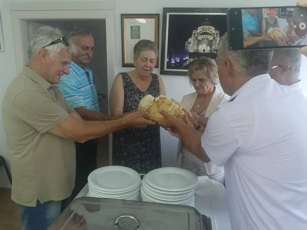 Tradicionalno lomljenje kruha (Snimio Branko Biočić)