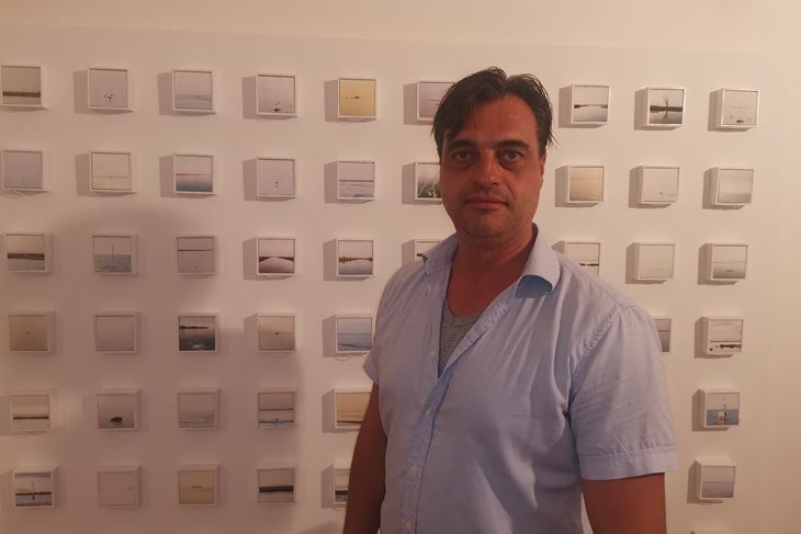 Roberto Moro ispred svojih slika motiva Venecije na kutijama (Snimio Branko Biočić)