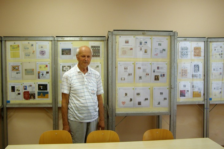 Franjo Muhvić s filatelističkom izložbom (Foto Gradska knjižnica i Čitaonica Pula)