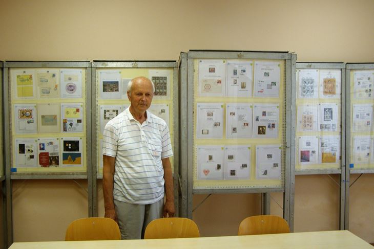 Franjo Muhvić s filatelističkom izložbom (Foto Gradska knjižnica i Čitaonica Pula)