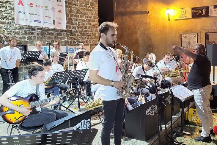 Luis Bonilla sa mladim talentima – JM Jazz World Orchestra (Foto: Jazz is Back! BP)