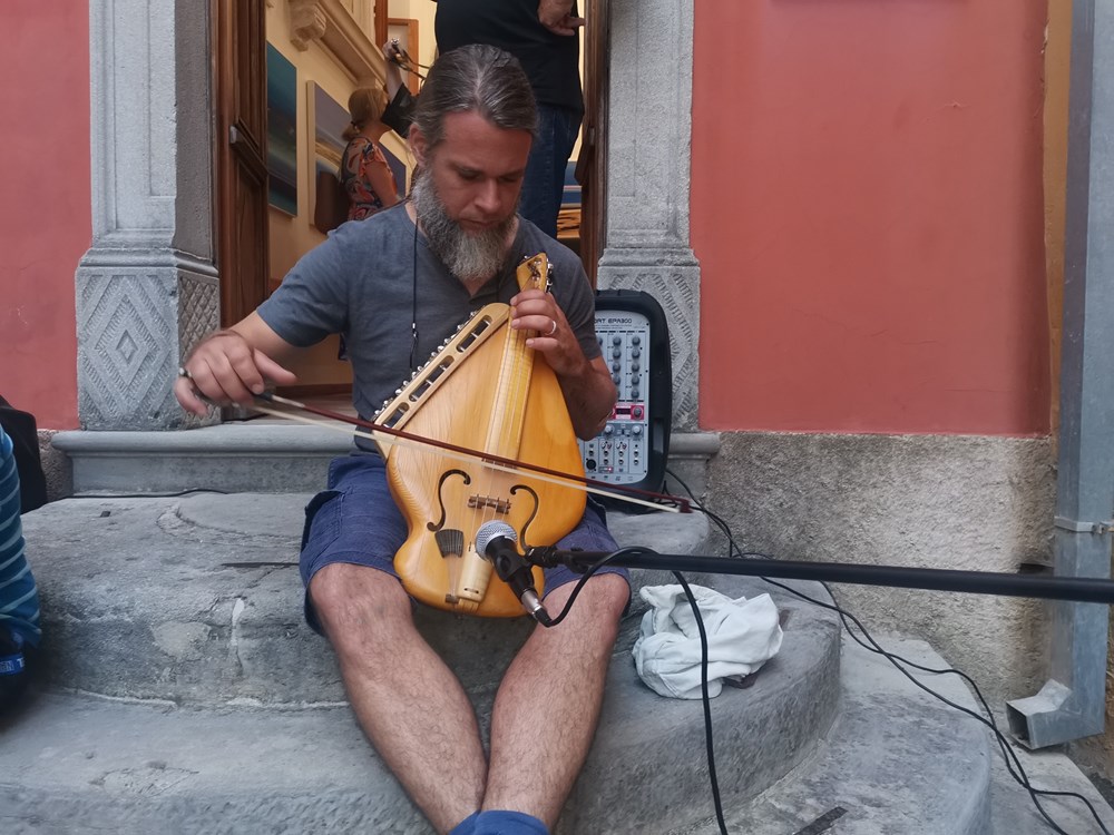 Ivan Vališek iz Rijeke na instrumentu Raža kojeg je sam izradio obogatio je otvaranje izložbe (Snimio Branko Biočić)