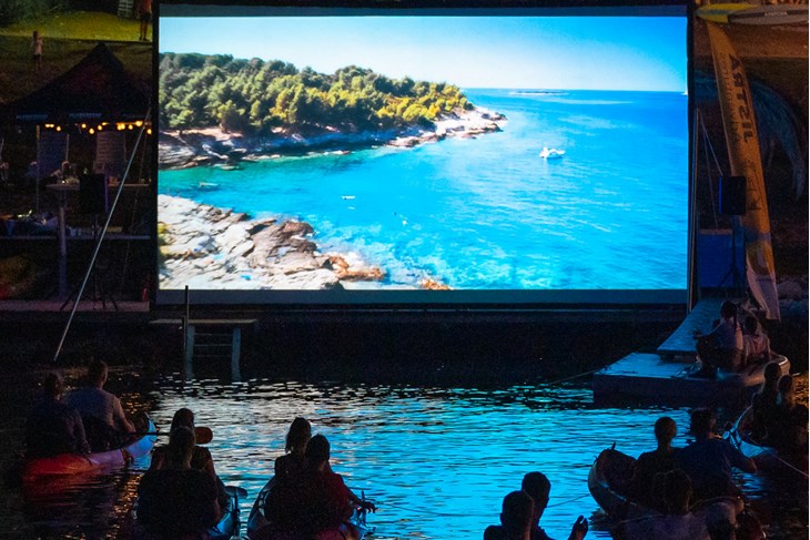 Kajak kino pod zvjezdanim nebom (Foto Jistra)