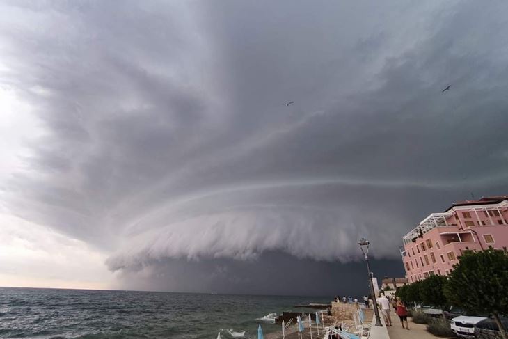 Ogroman shelf cloud prije nevremena u Novigradu (Snimio čitatelj)