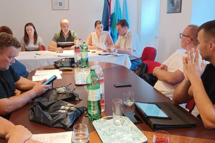 Vijećnici su jednoglasno izglasali odluku o prodaji suvlasničkog dijela jedne nekretnine (Snimio Branko Biočić)