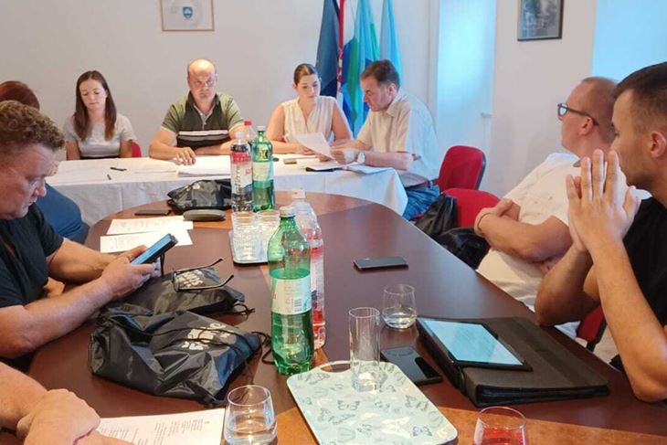 Vijećnici su jednoglasno izglasali odluku o prodaji suvlasničkog dijela jedne nekretnine (Snimio Branko Biočić)