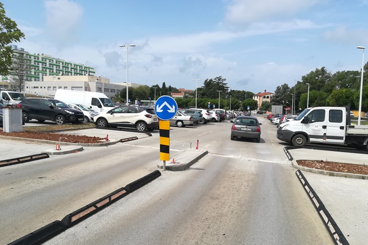 Postavlja se rampa na parkiralištu Opće bolnice PUla (Snimio Ian Tataj)