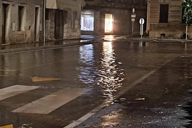 Građani se čude da obnovljena kanalizacija nije progutala vodu. (Snimio čitatelj Glasa Istre)